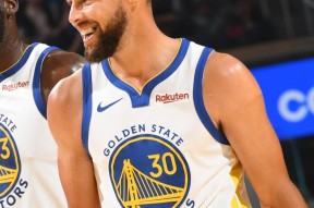 关于库里在法国队比赛中逆转，高光表现引发热议！的信息